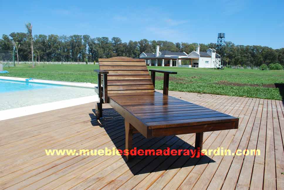 Camastros de madera con apoyabrazos